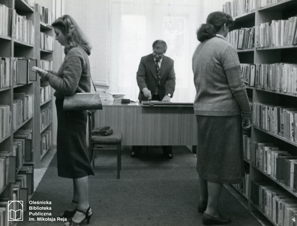 Filia nr 2 przy u. Krzywoustego 79. Bibliotekarz Mieczysław Wlazło. Rok 1980/Edward Niczypor